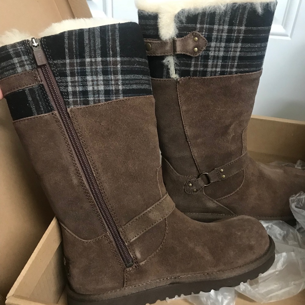 UGG Maura  Boots In chocolate Color
New - Picture 4 of 8